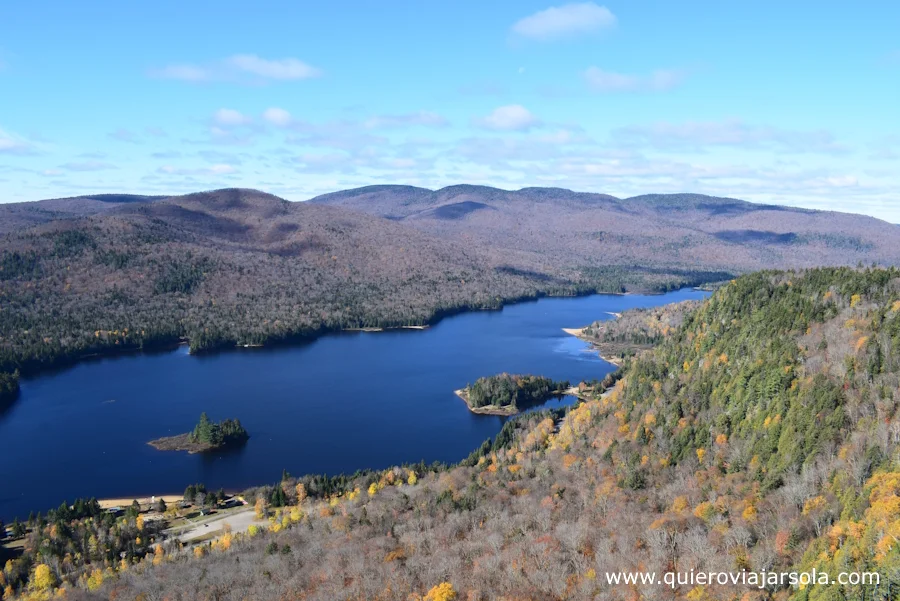 Vista del lago desde el mirador de La Roche
