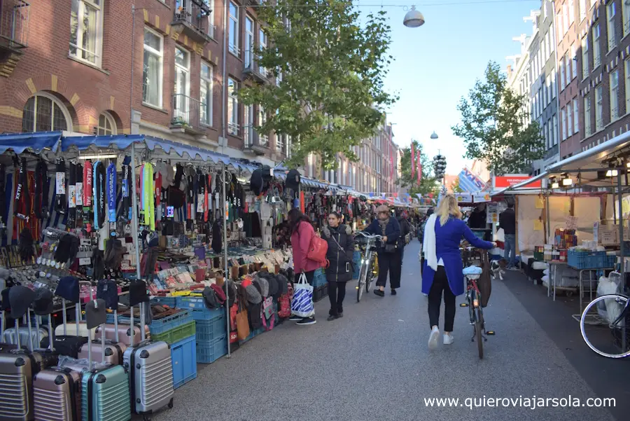 Puestos y gente paseando por el mercado