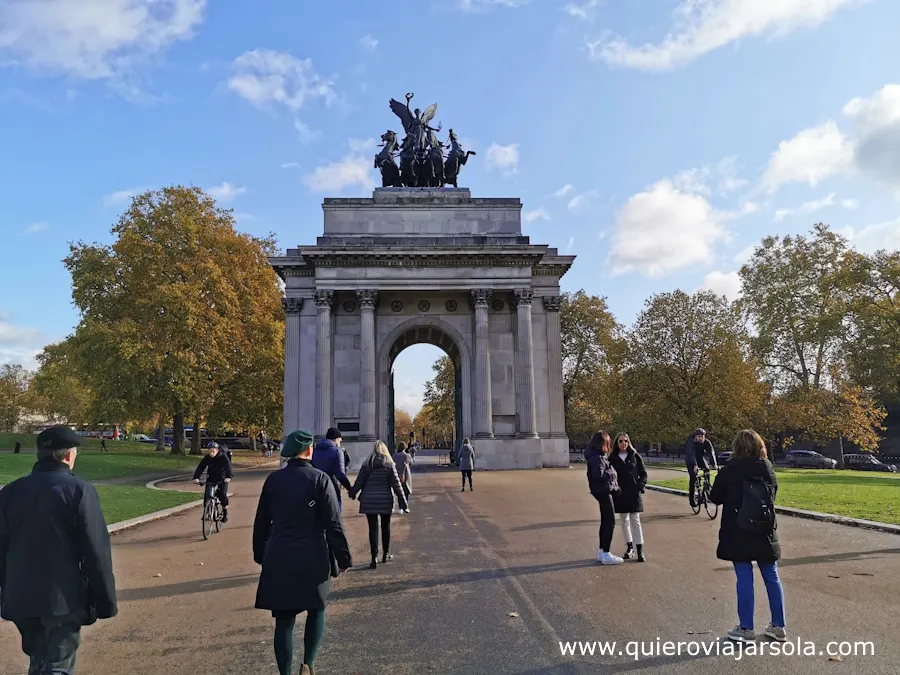 Gente paseando junto al arco