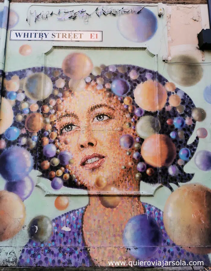 Mural de una mujer con burbujas