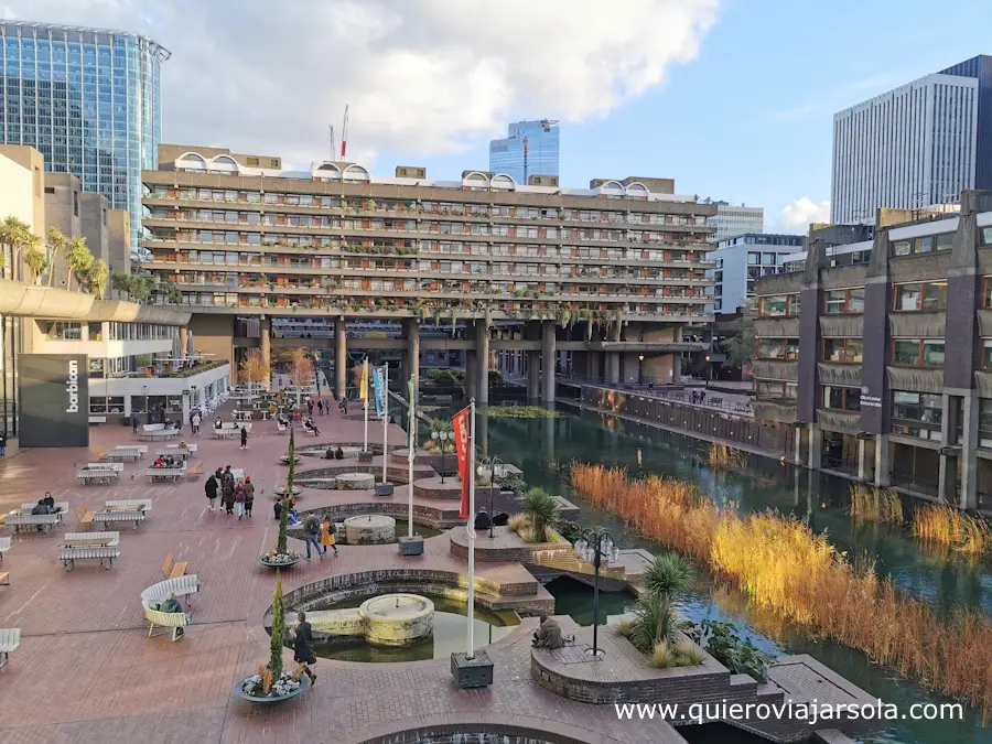 Zona de jardines en Barbican Center