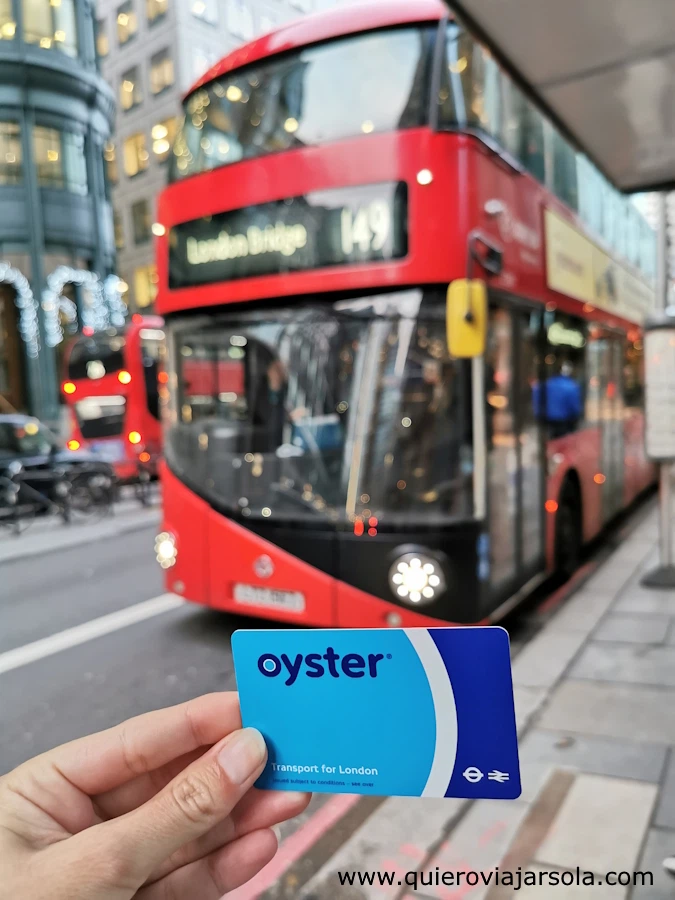 Utilizando la tarjeta Oyster para subir a un bus de dos pisos