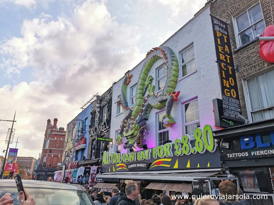 Fachada de un buffet con un dragón