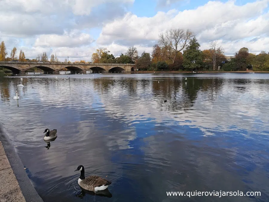 Un rincón de Serpentine Lake en Hyde Park