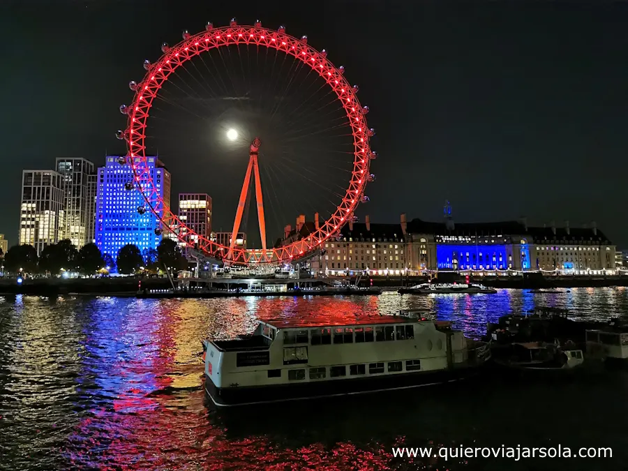 London Eye iluminado de rojo de noche