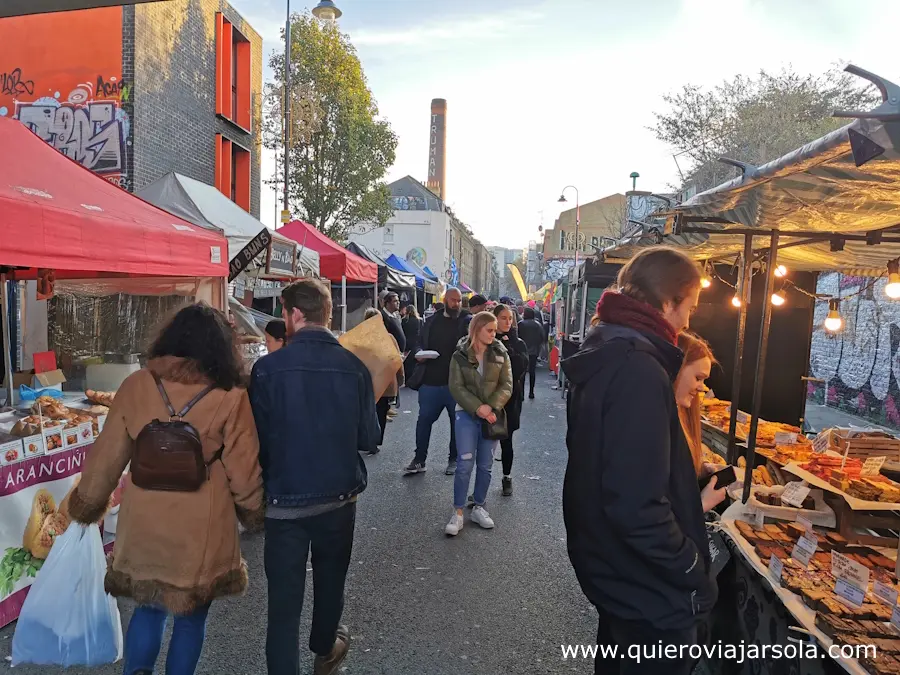 Gente en los puestos del mercado