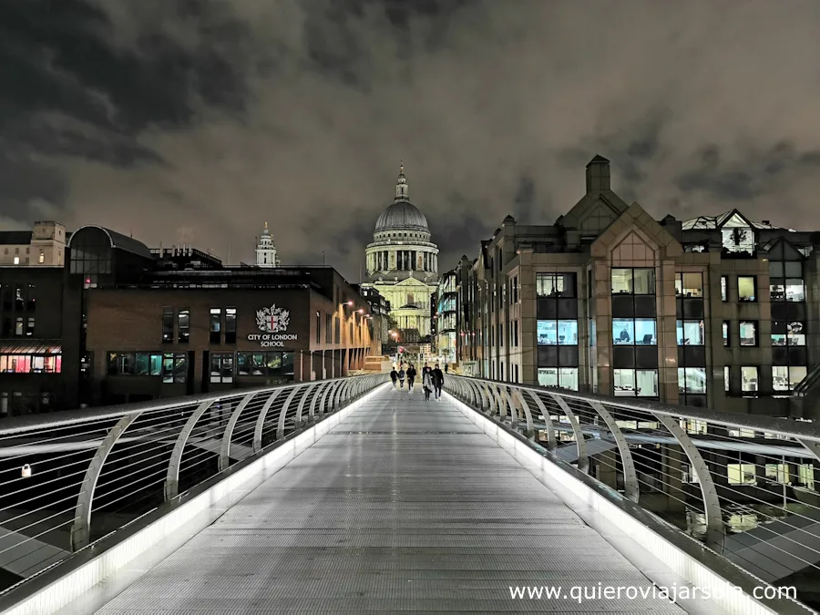 El puente iliminado de noche