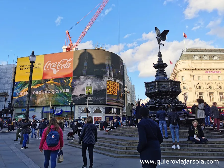 Fuente y pantallas publicitarias en la plaza