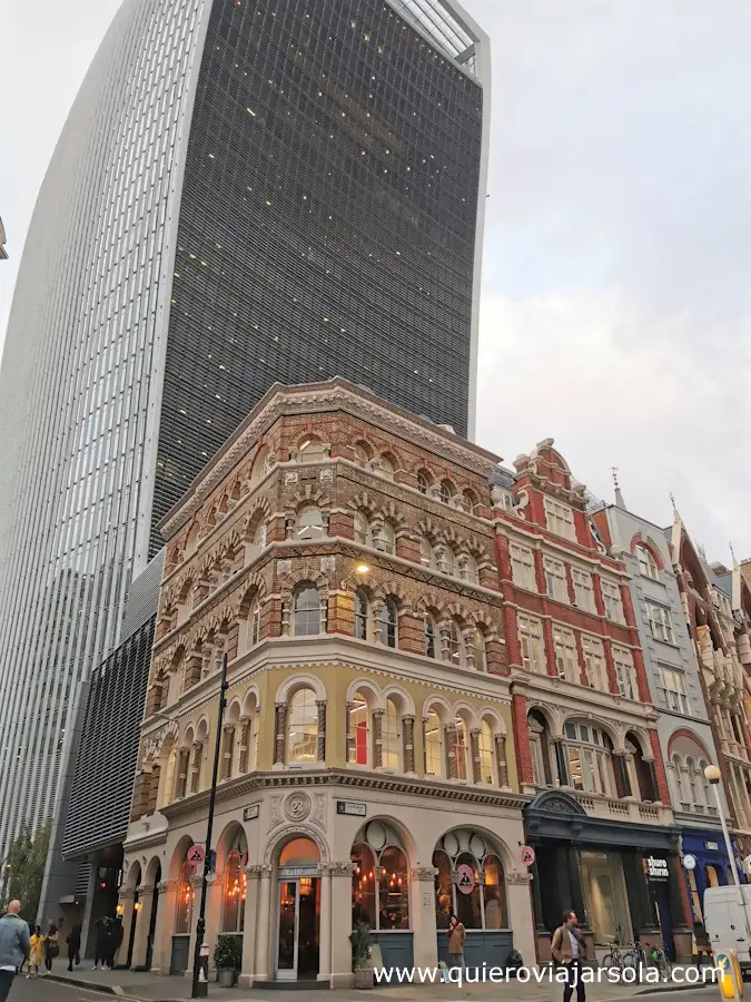 Edificios antiguos delante del rascacielos del Sky Garden
