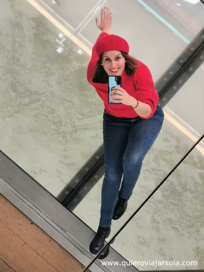 Yo sobre el suelo de cristal en lo alto del puente