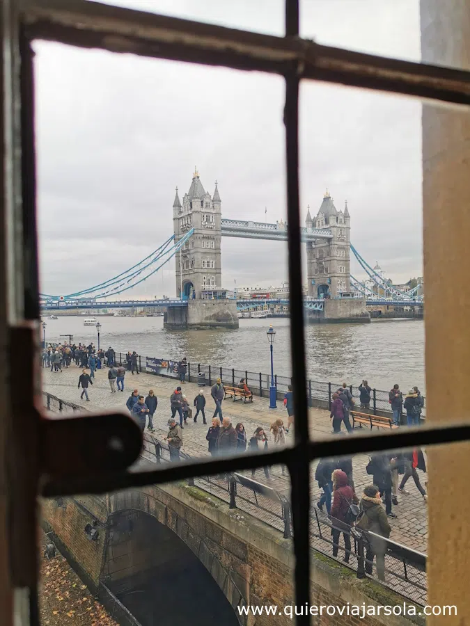 Tower Bridge visto desde el interior de la Torre de Londres
