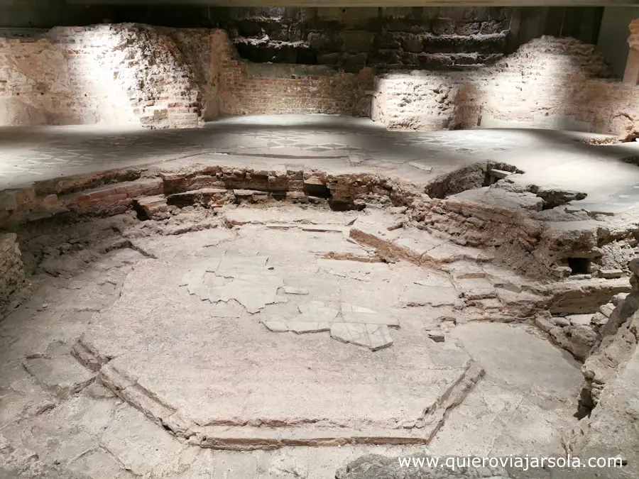 Restos del baptisterio en la zona arqueológica