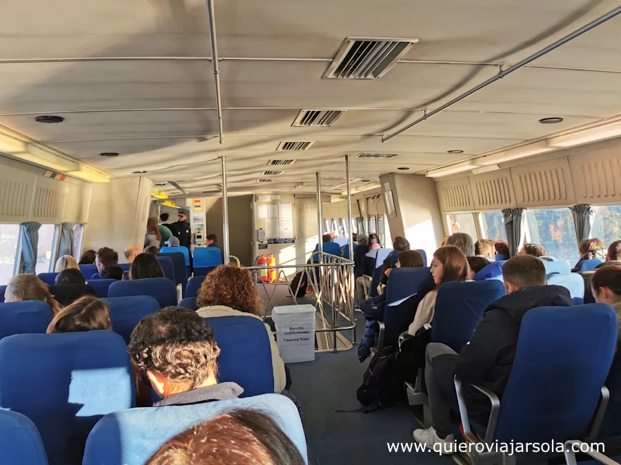 Interior del barco rápido entre Como y Bellagio