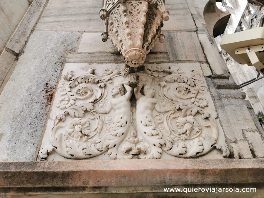 Un detalle sobre las "puertas" bajo los arcos de las terrazas de la Catedral milanesa
