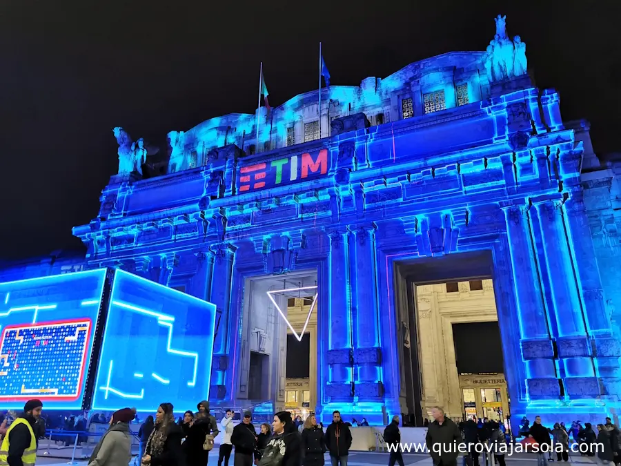 Fachada de la estación iluminada de noche en Navidad