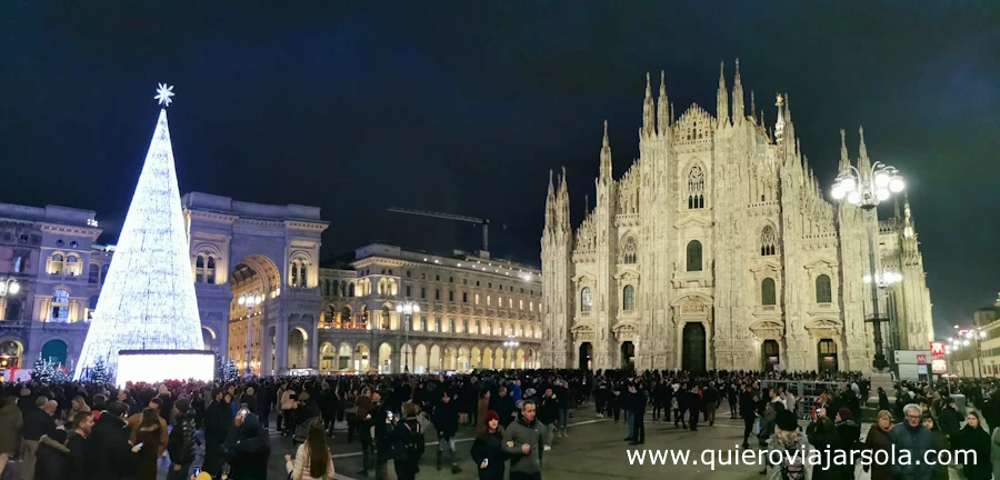 La Plaza del Duomo con la Catedral y un árbol de Navidad