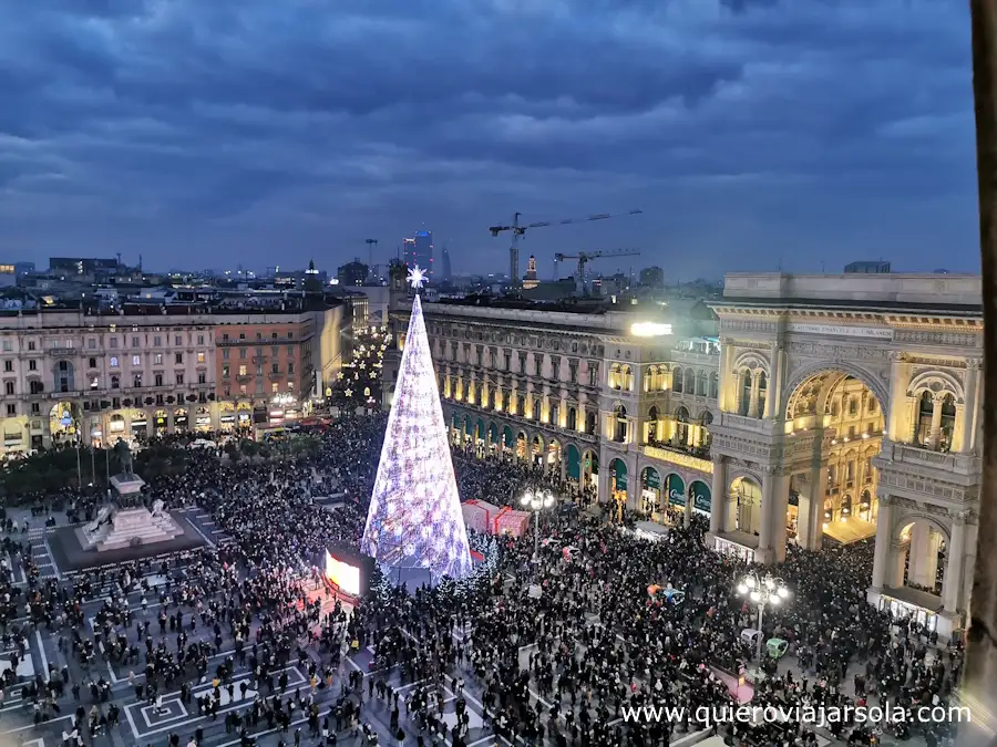 Vista de la plaza del Duomo abarrotada de gente en Navidad