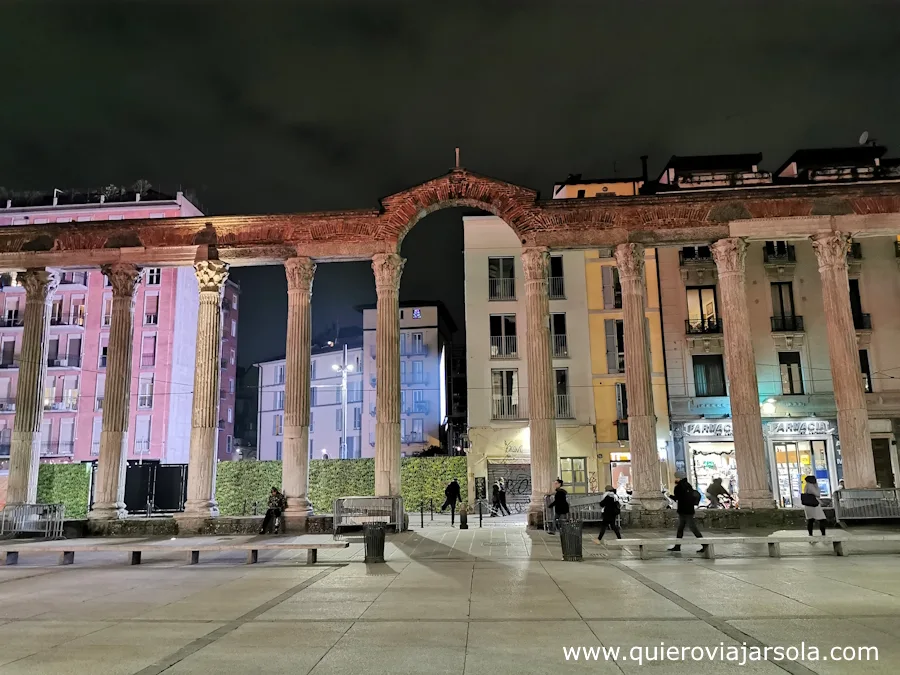 Uno de los restos romanos de Milán por la noche