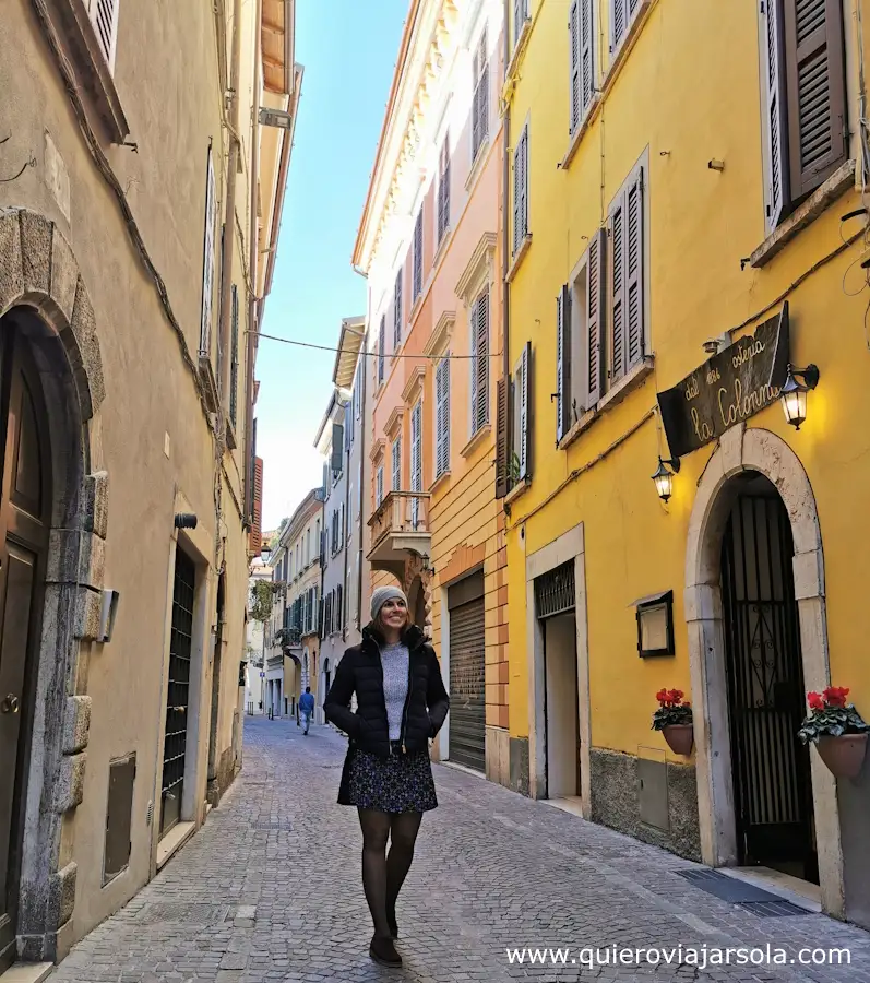 Yo en una calle de Brescia