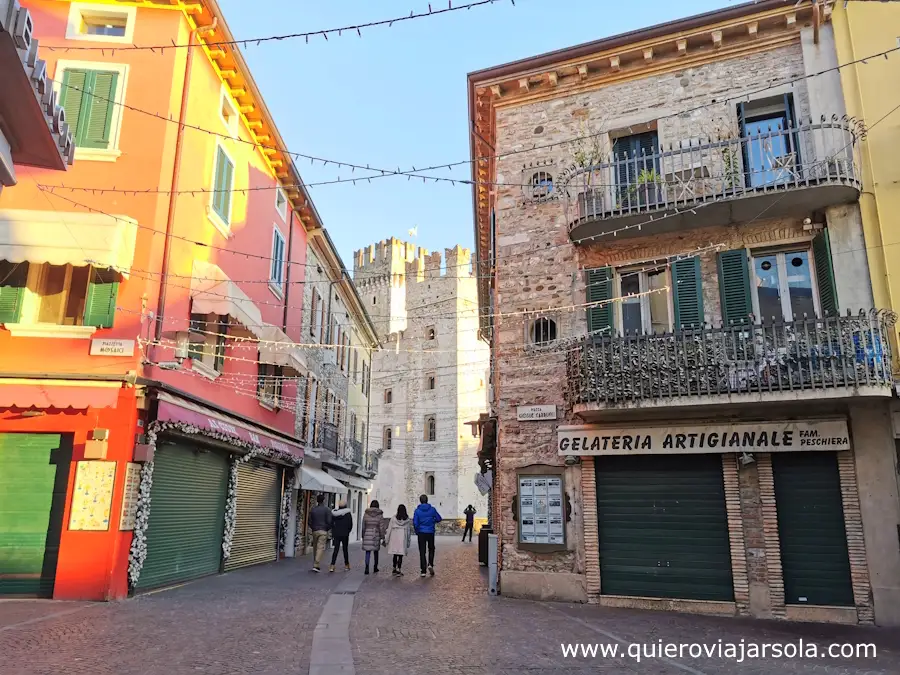 Un rincón comercial del centro de Sirmione