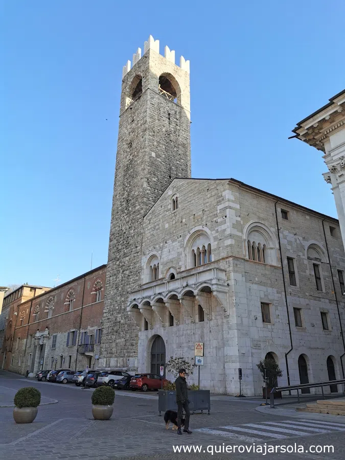 Edificio y torre del Broletto