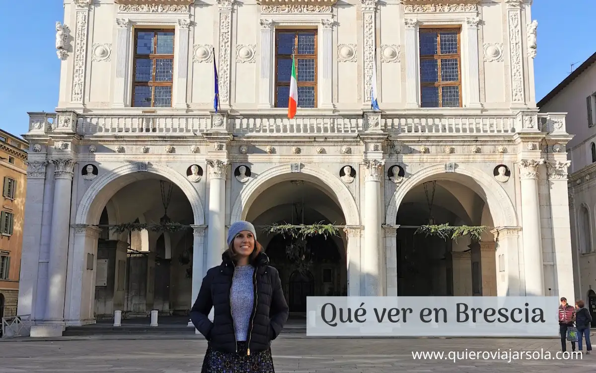 Yo en la plaza de la Loggia de Brescia
