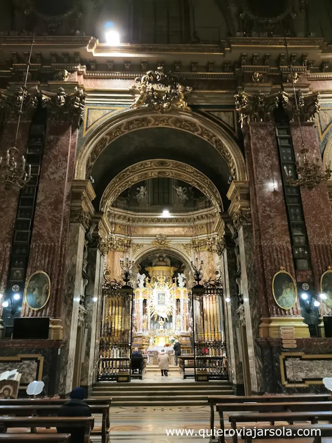 Interior de la basílica