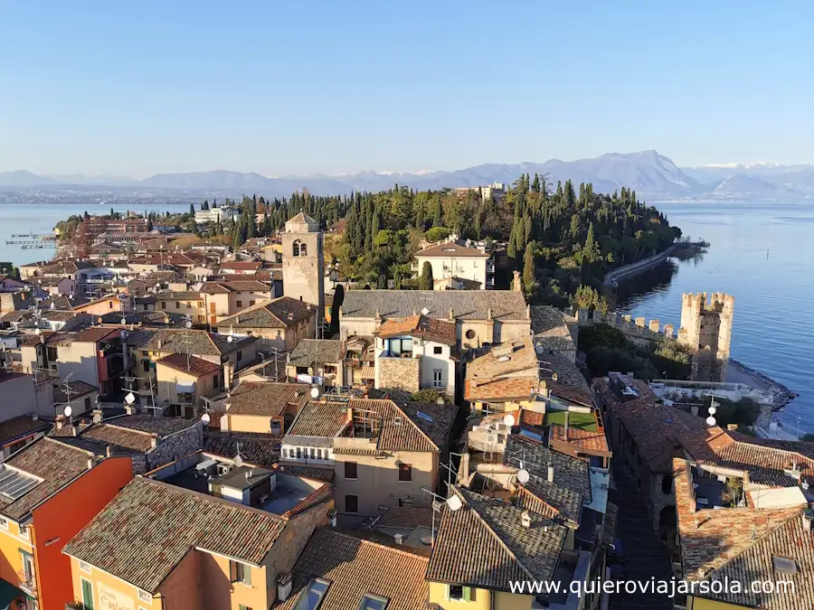 Vista de Sirmione y el lago rodeándolo desde el castillo
