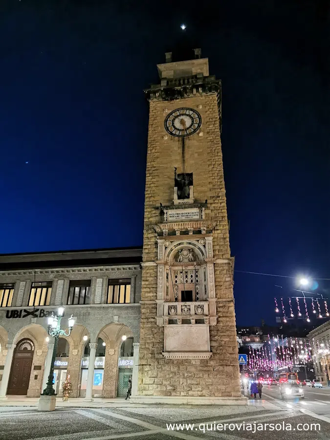 Torre de los Caídos de noche