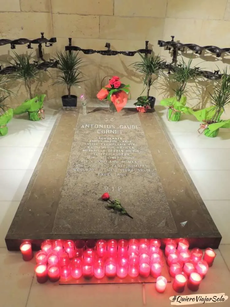 Visitar la Sagrada Familia, tumba de Gaudí
