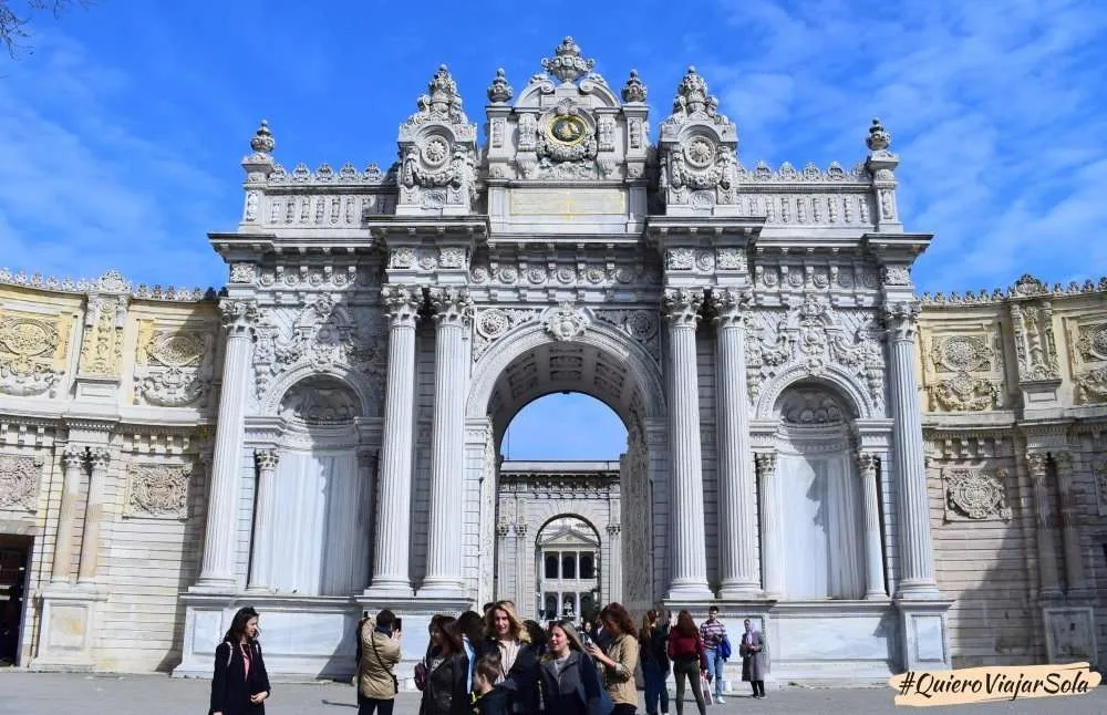 Palacio de Dolmabahçe, entrada