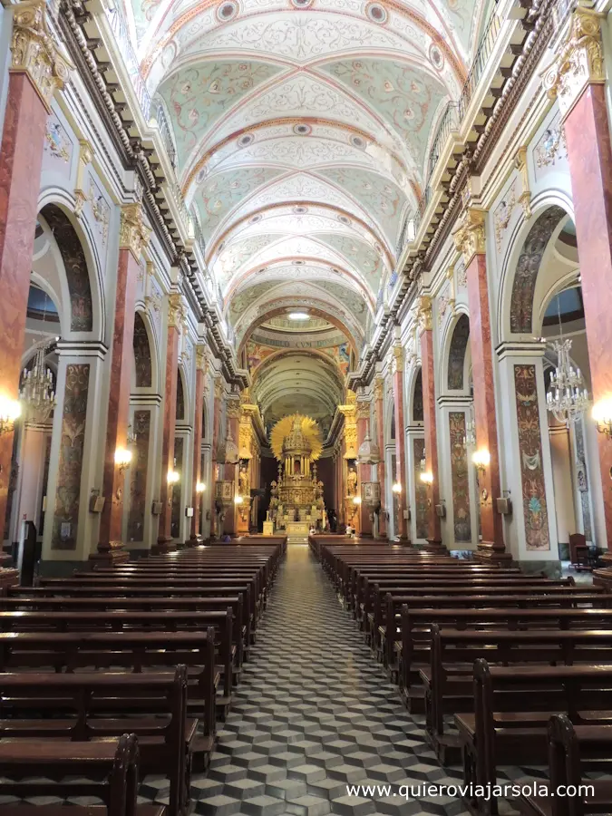 Nave central de la Catedral de Salta