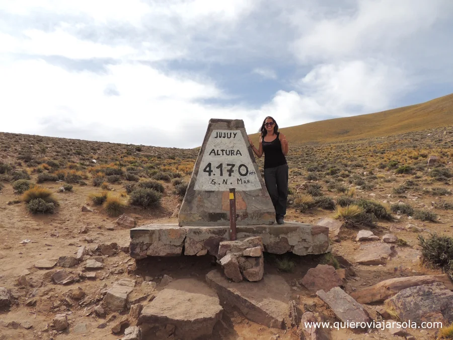 Yo en el mojón que indica la altura del Abra de Potrerillos