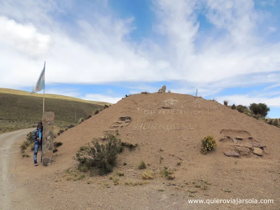 Piedras que dicen "Bienvenido a Hornocal" en la entrada