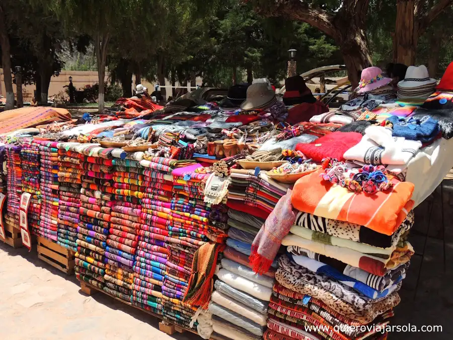 Puesto de artesanías en la plaza de Purmamarca