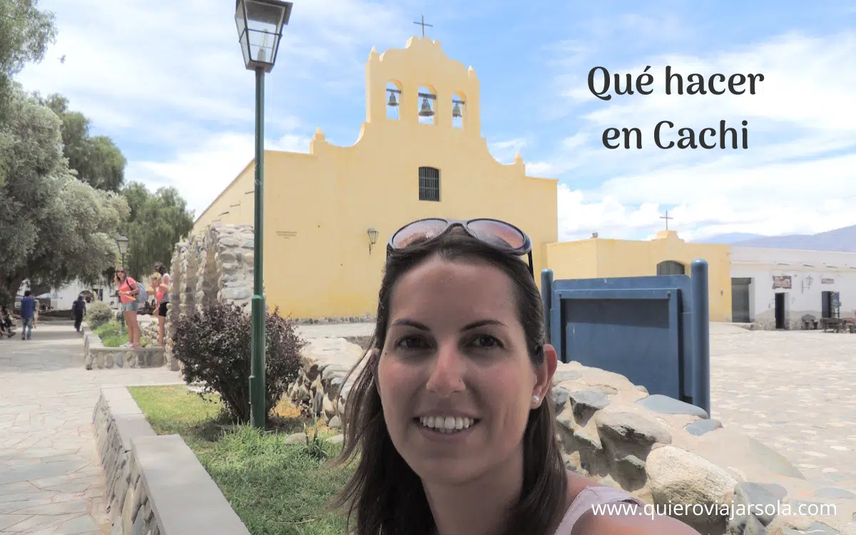 Yo en la plaza de Cachi con su iglesia detrás