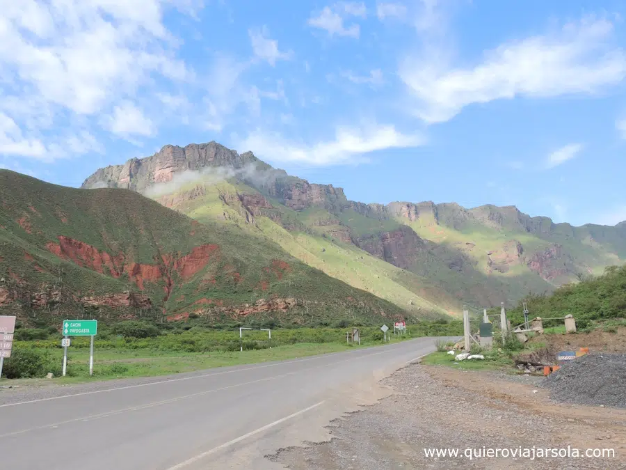 Carretera adentrándose en la Quebrada de Escoipe