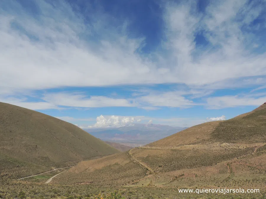 Vista de la ruta de ripio subiendo por la montaña