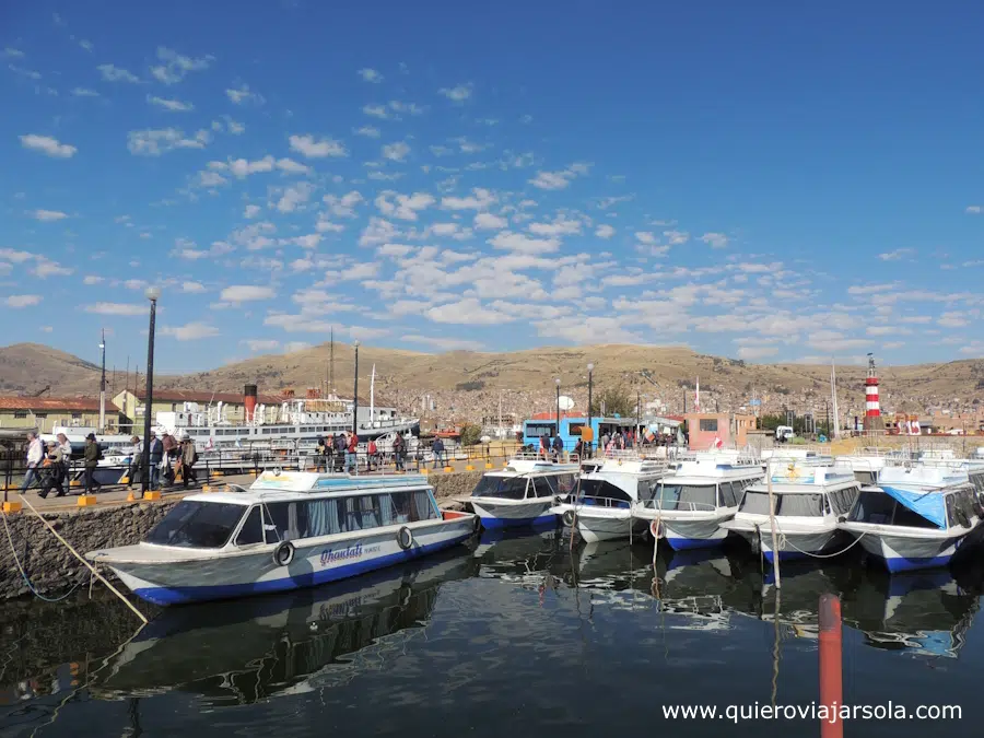 Barcos que van de Puno a las islas de los Uros