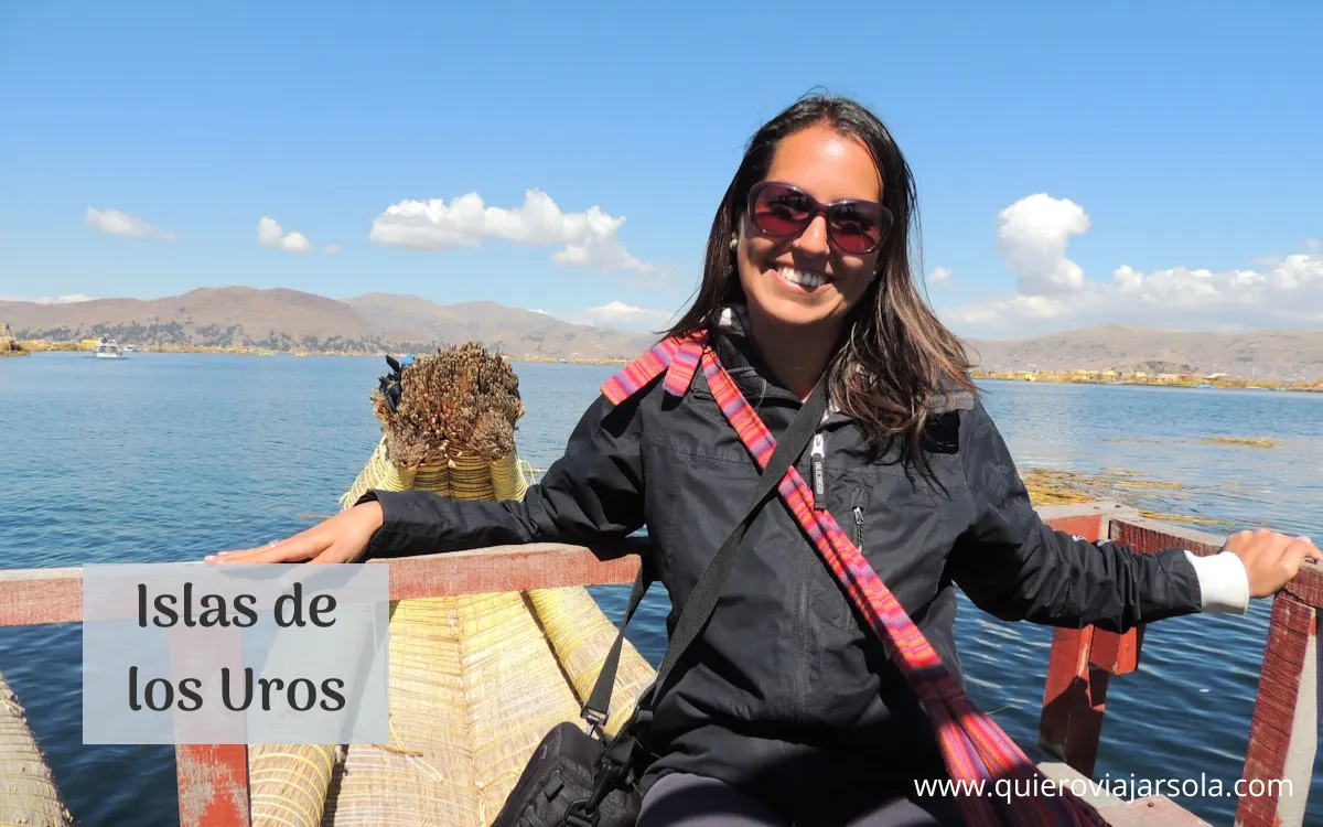 Yo navegando en un barco de los Uros