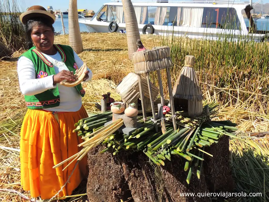 Señora del pueblo de los Uros explicando el proceso de construcción de las islas con totora