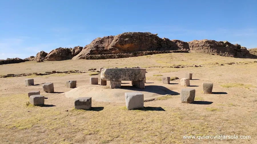 La mesa con la roca Sagrada de fondo