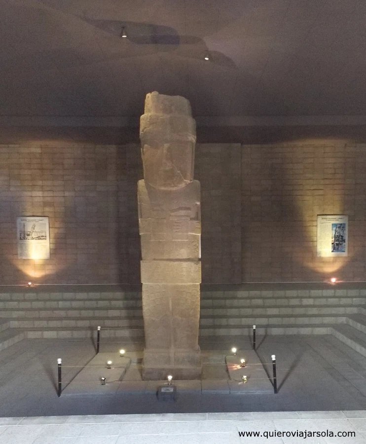 Monolito Bennett en su sala del museo