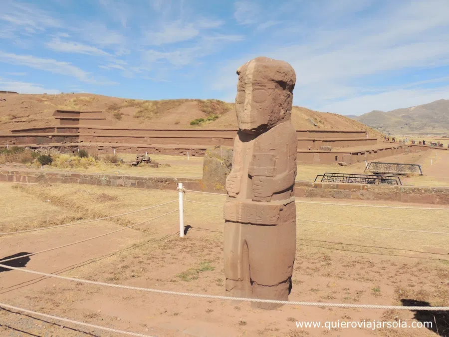 El monolito con la pirámide de Akapana detrás