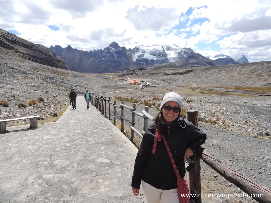 Yo haciendo el sendero entre el aparcamiento y el glaciar