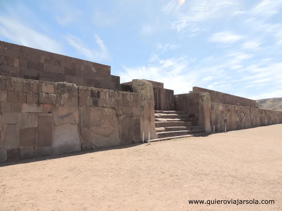 Pared y escalinata de acceso al templo