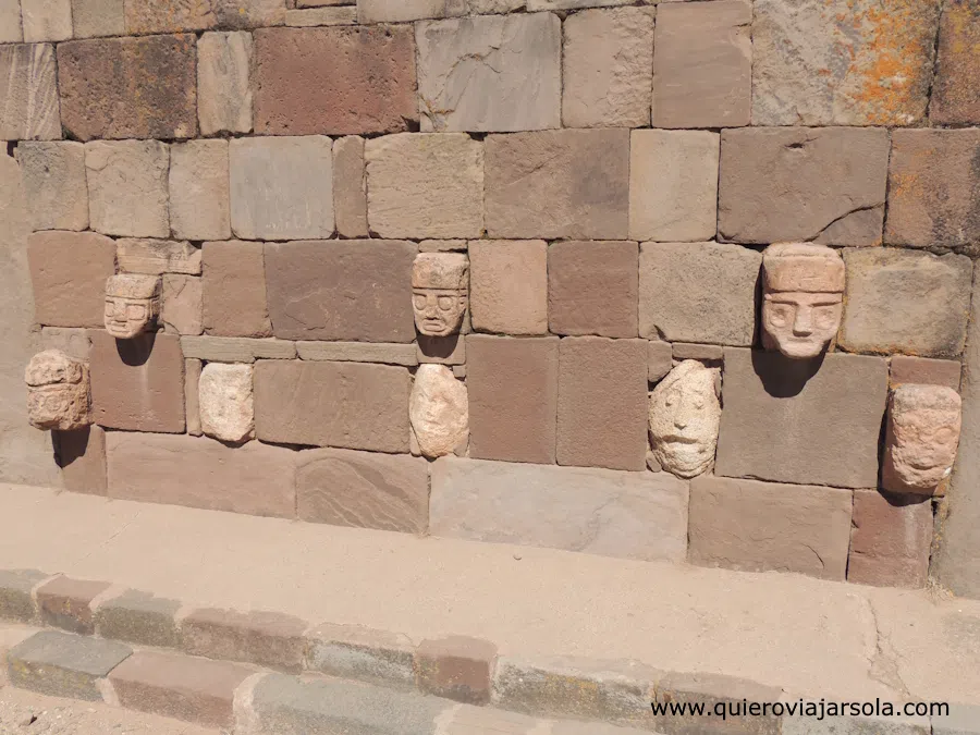 Cabezas clavas en una pared del templo