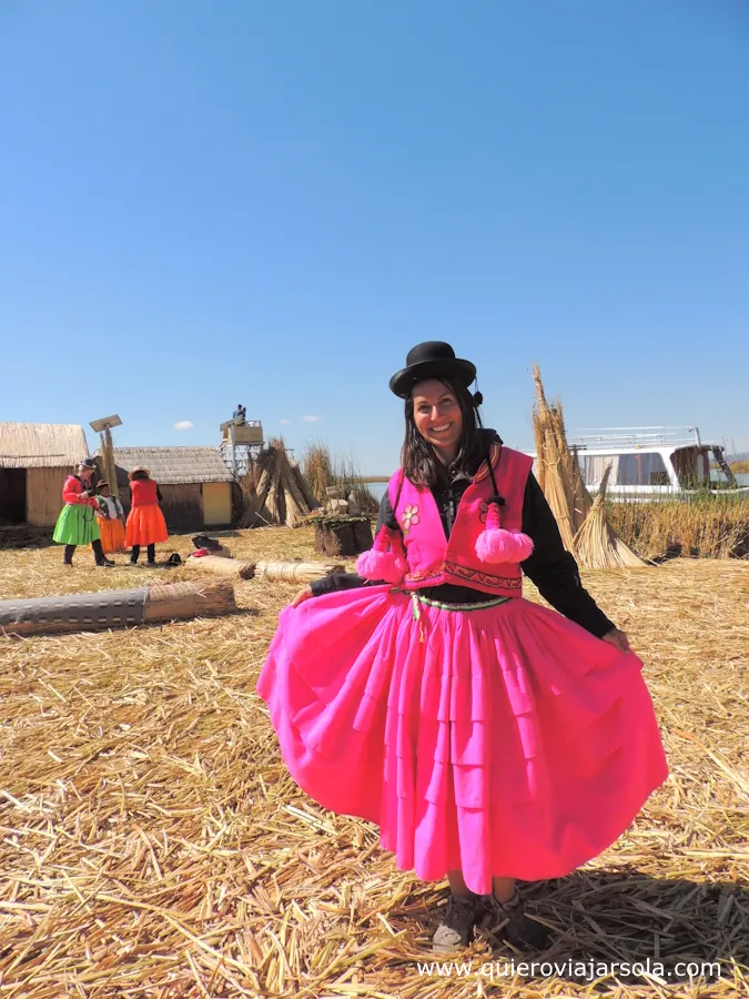 Yo vestida con los ropajes de los Uros durante la visita