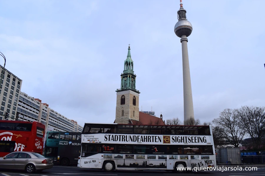 Autobús turístico con la torre de la televisión de fondo