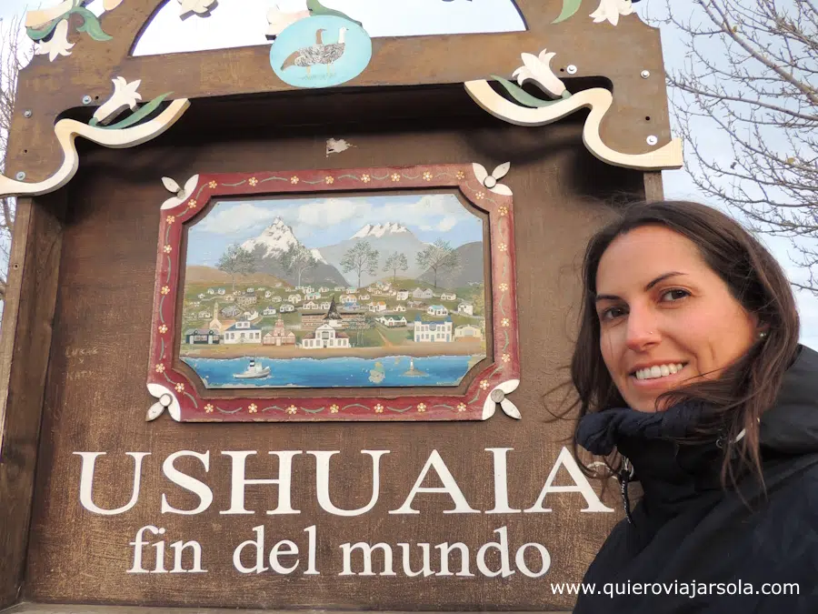 Yo junto al cartel del fin del mundo de Ushuaia